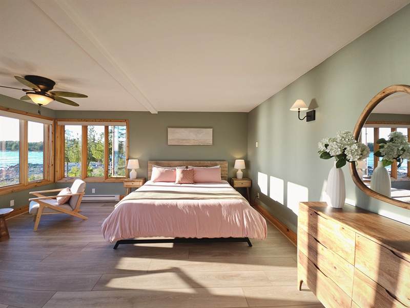 Delfina, the lakeside king room